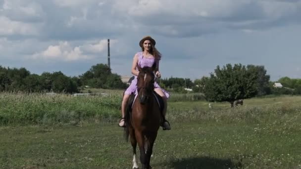 Jonge Vrouw Een Zomerjurk Strohoed Paardrijden Een Landelijk Veld Het — Stockvideo