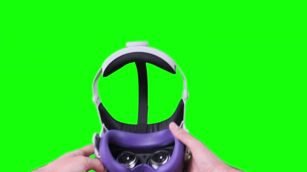 Homem Assumindo Headset Fundo Transparente Ponto Vista Pov Colocando Óculos — Vídeo de Stock