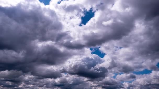 하늘에서 움직이는 뭉게구름의 부분입니다 과밝은 구름으로 뒤덮인 구름의 모양을 바꿉니다 — 비디오