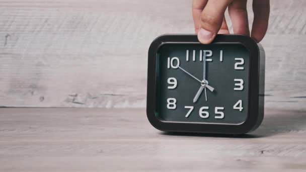 Mano Masculina Pone Reloj Mecánico Flecha Una Mesa Madera Puntero — Vídeo de stock