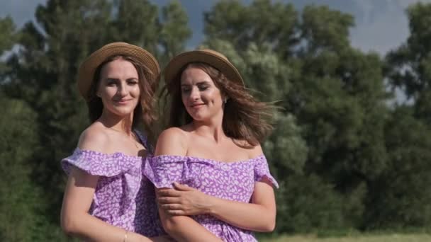 Portrait Two Young Twin Girls Identical Summer Dresses Straw Hats — ストック動画