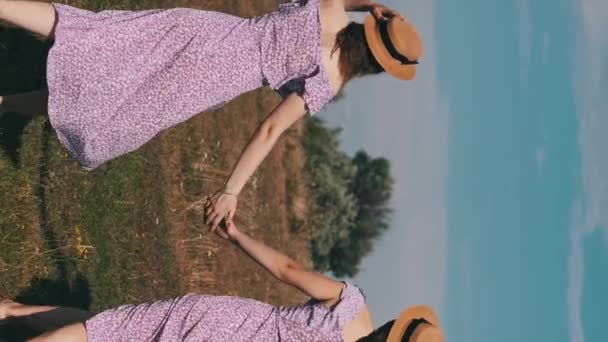 Vertical Back View Young Twins Sisters Summer Dresses Straw Hats — Video