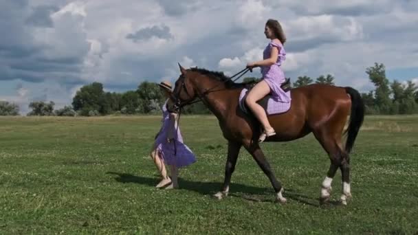 Две Девочки Близнецы Фиолетовых Летних Платьях Соломенных Шляпах Одна Едет — стоковое видео