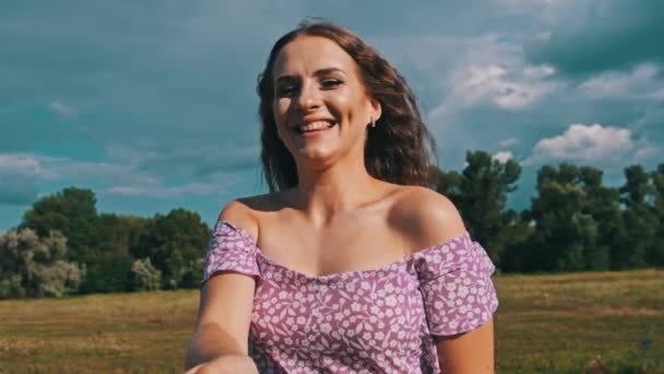 Mujer Joven Feliz Vestido Sol Girando Sonriendo Cámara Cámara Lenta — Vídeo de stock