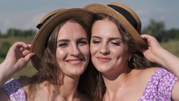 Two Young Twin Girls Identical Straw Hats Dresses Looking Camera — Wideo stockowe
