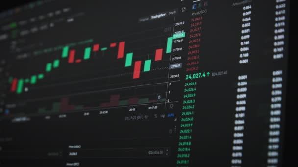 Gráfico Cambio Criptomonedas Línea Una Pantalla Portátil Gráfico Bursátil Bitcoin — Vídeo de stock