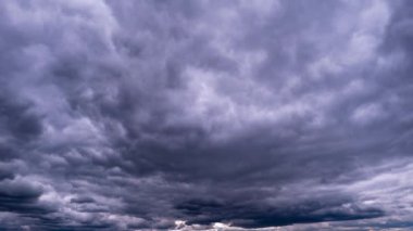 Gökyüzünde hareket eden dramatik fırtına bulutlarının zamanı. Dramatik atmosfer geçmişi, zaman atlaması. Hava değişikliği. Doğa. Kara fırtınalı kümülüs bulutları bulut uzayında şekillerini değiştirir. Sahne gökyüzü 4K