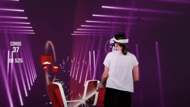 Женщина Гарнитуре Виртуальной Реальности Играет Видеоигру Дополненной Реальности Смешанная Реальность — стоковое видео