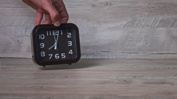 Puntero Reloj Marrón Forma Cuadrada Muestra Tiempo Mesa Madera Mano — Vídeo de stock