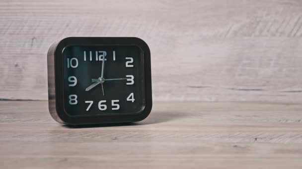 Relógio Seta Forma Quadrada Mesa Madeira Mostra Tempo Oclock Ponteiro — Vídeo de Stock