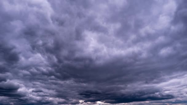 劇的な嵐の雲の時間経過は 空に移動する 劇的な雰囲気の背景 時間の経過 天候の変化 暗い嵐の積雲は雲の空間で形を変える 景色の空 — ストック動画