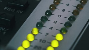Karıştırma konsolundaki ses seviyesi sinyalinin LED göstergesi. Çıktı seviyesi göstergesinde yeşil ve sarı renkli LED şerit. Ses düzeyi gösterge ışıkları değişiyor. Analog ses masasında VU ölçümleri var. Makro