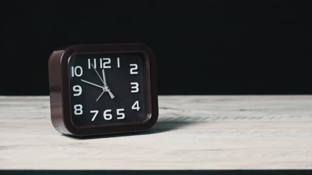 Reloj Mesa Madera Fondo Negro Muestran Tiempo Reloj Segunda Mano — Vídeos de Stock