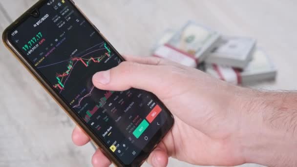 Investerare Kontrollera Cryptocurrency Pris Smartphone Skärm Krypto Handel Telefonskärmen Ovanför — Stockvideo