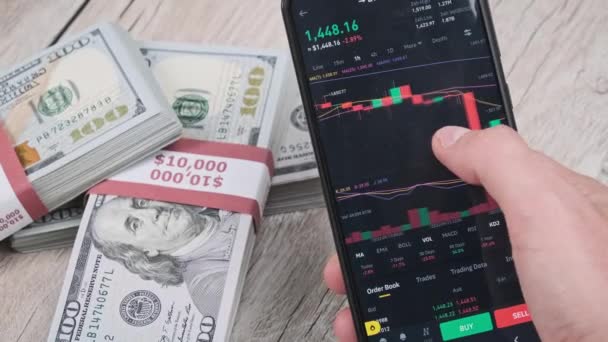 Trader Analizza Prezzi Criptovaluta Ethereum Uno Schermo Dello Smartphone Sopra — Video Stock