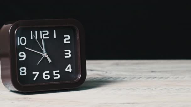 Αναλογικό Ρολόι Στο Ξύλινο Τραπέζι Και Μαύρο Φόντο Δείχνουν Χρόνο — Αρχείο Βίντεο
