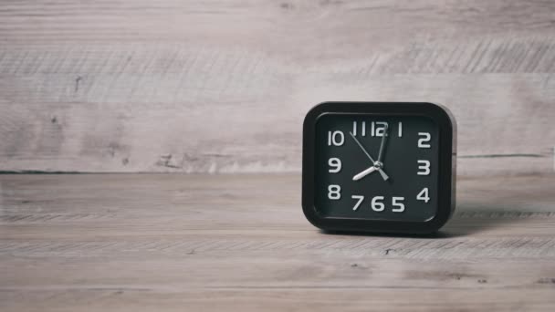 Relógio Seta Forma Quadrada Mesa Madeira Mostra Tempo Oclock Ponteiro — Vídeo de Stock