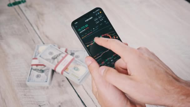 Investerare Kontrollera Cryptocurrency Pris Smartphone Skärm Krypto Handel Telefonskärmen Ovanför — Stockvideo