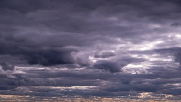 하늘을 나르는 구름의 시간이 흘렀습니다 폭풍우치는 어두운 구름의 공간에서 모양을 — 비디오