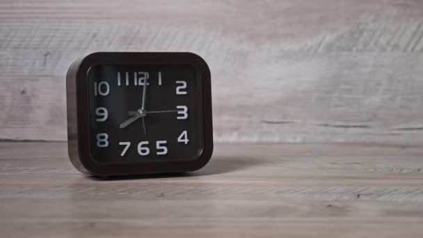 木製のテーブルのポインタクロックには時間が表示されます 2番目 8時計を示す時間の手で機械式現代の時計 機械式時計 スケジュールの概念は 初期の上昇 毎日のルーチン — ストック動画
