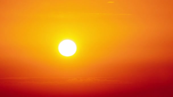 Dramatic Sunset Sun Rays Sky Orange Layered Clouds Timelapse Big — Vídeo de stock