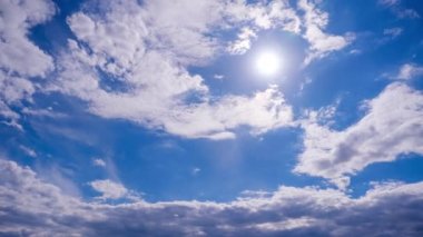 Kümülüs bulutlarının mavi gökyüzünde güneşin altında hareket etme zamanı. Bulutlar bulut uzayında şekillerini değiştirirler. Harika bir gökyüzü. Dramatik atmosfer geçmişi, zaman atlaması. Hava değişikliği. Doğa. 4K