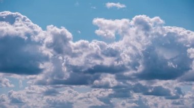 Mavi gökyüzünde hareket eden bulutlar, zaman ayarlı. Kabarık beyaz bulutlar, zaman atlaması. Kümülüs ışık bulutları bulut uzayında şekillerini değiştirir. Harika bir gökyüzü. Hava değişikliği. Uzayı kopyala Doğa arkaplanı