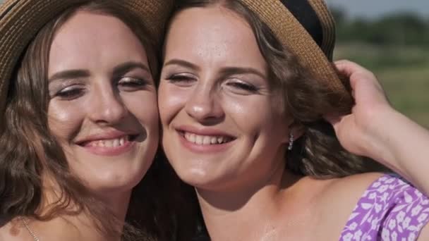 Two Young Twin Girls Identical Straw Hats Dresses Looking Camera — Vídeo de stock