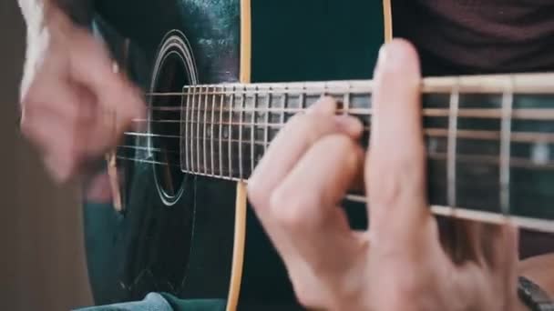 Guitarrista Toca Guitarra Para Aprender Online Homem Dedilha Acordes Nos — Vídeo de Stock