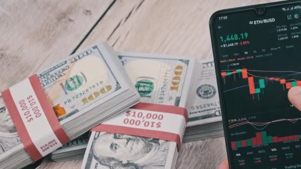 Kryptowährungspreise Auf Einem Smartphone Bildschirm Auf Einem Tisch Mit Dollars — Stockvideo