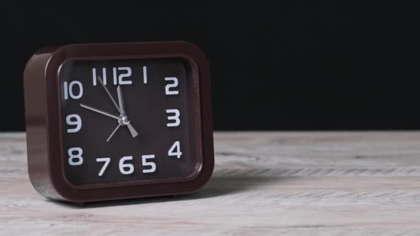 Tahta Masa Siyah Arkaplan Üzerindeki Analog Saat Zamanı Gösteriyor Kinci — Stok video