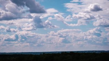 Kümülüs bulutlarının ufuk boyunca hareket ettiği zaman dilimi. Karanlık ve aydınlık bulutların şekil değiştirdiği dramatik bulutlu bir alan. Atmosfer arkaplanı, zaman atlaması. Hava değişikliği. Doğa 4K