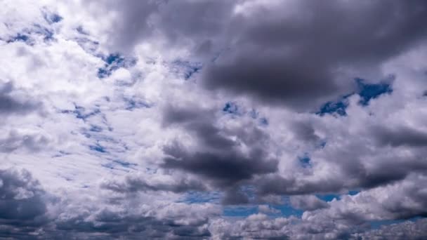하늘에서 움직이는 뭉게구름의 부분입니다 과밝은 구름으로 뒤덮인 구름의 모양을 바꿉니다 — 비디오