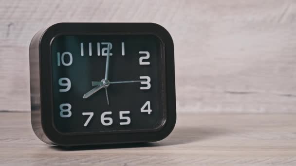 Die Zeigeruhr Auf Dem Holztisch Zeigt Die Zeit Uhr Pfeilbraune — Stockvideo