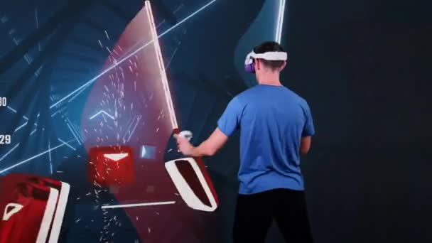 Muž Sluchátkách Virtuální Reality Hraje Akční Videohru Rozšířené Realitě Smíšená — Stock video
