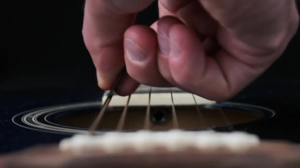 低速运动时 弦在声吉他上的震动 古典吉他金属弦在接触中介时震动 慢动作240 Fps 特写吉他甲板 吉他手摸青铜弦 — 图库视频影像
