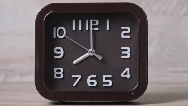 木制桌子上的指针时钟显示了时间 机械式现代钟表 分秒必争 分秒必争 显示八点钟 机械手表 时间表的概念 日常事务 — 图库视频影像