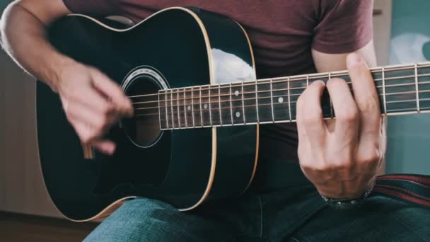 ギタリストはオンライン学習のためにギターを演奏する 男はフリートにコードを打ち込み 曲を演奏する アコースティックギター練習 ポッドキャスト録音 トレーニング レジャー 面白い娯楽 — ストック動画