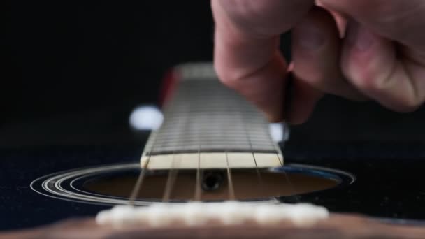 Yavaş Çekimde Akustik Gitarda Tellerin Titreşimi Klasik Gitar Metal Telleri — Stok video