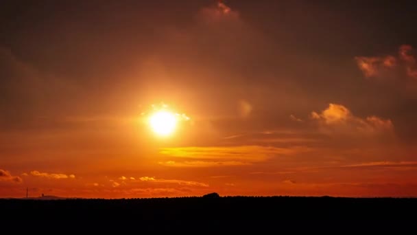 Dramatic Sunset Sun Rays Sky Orange Layered Clouds Timelapse Big — Vídeo de stock