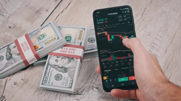 Trader Analyserer Ethereum Kryptovalutapriser Smarttelefon Skjerm Bord Med Dollar Kryptohandel – stockvideo