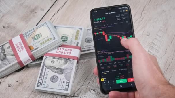 Trader Analizza Prezzi Criptovaluta Ethereum Uno Schermo Dello Smartphone Sopra — Video Stock