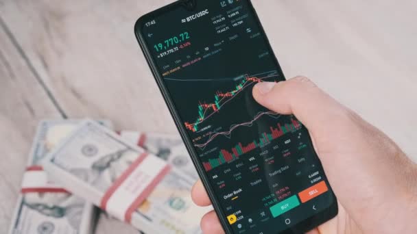 Crypto Trading Smartphone Uomo Affari Controllo Grafico Dei Prezzi Crypto — Video Stock