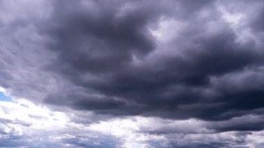 Gökyüzünde hareket eden dramatik fırtına bulutlarının zamanı. Dramatik atmosfer geçmişi, zaman atlaması. Hava değişikliği. Doğa. Kara fırtınalı kümülüs bulutları bulut uzayında şekillerini değiştirir. Sahne gökyüzü 4K