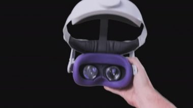 Bakış açısına göre genç adam alfa kanallı VR kulaklık takıyor. POV sanal gerçeklik gözlüğü alıyor. Genç erkek eller sanal gerçeklik kaskını tutuyor. VR maskesi kullanılıyor. Şeffaf arkaplan