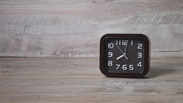 木製のテーブルのポインタクロックには時間が表示されます 2番目 8時計を示す時間の手で機械式現代の時計 機械式時計 スケジュールの概念は 初期の上昇 毎日のルーチン — ストック動画
