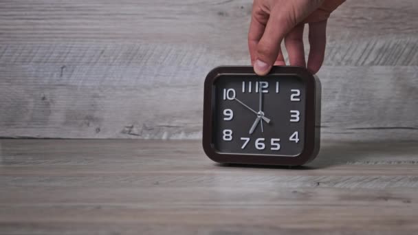 Pointer Bruine Klok Van Vierkante Vorm Toont Tijd Houten Tafel — Stockvideo