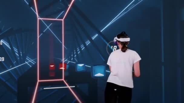 Женщина Шлеме Виртуальной Реальности Играет Игру Дополненной Реальности Игрок Сражается — стоковое видео