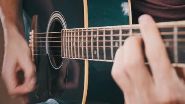 Guitarrista Toca Guitarra Acústica Casa Hombre Rasca Los Acordes Los — Vídeo de stock