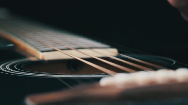 Strings Metálicos Vibração Uma Guitarra Acústica Câmera Lenta Movimento Lento — Vídeo de Stock
